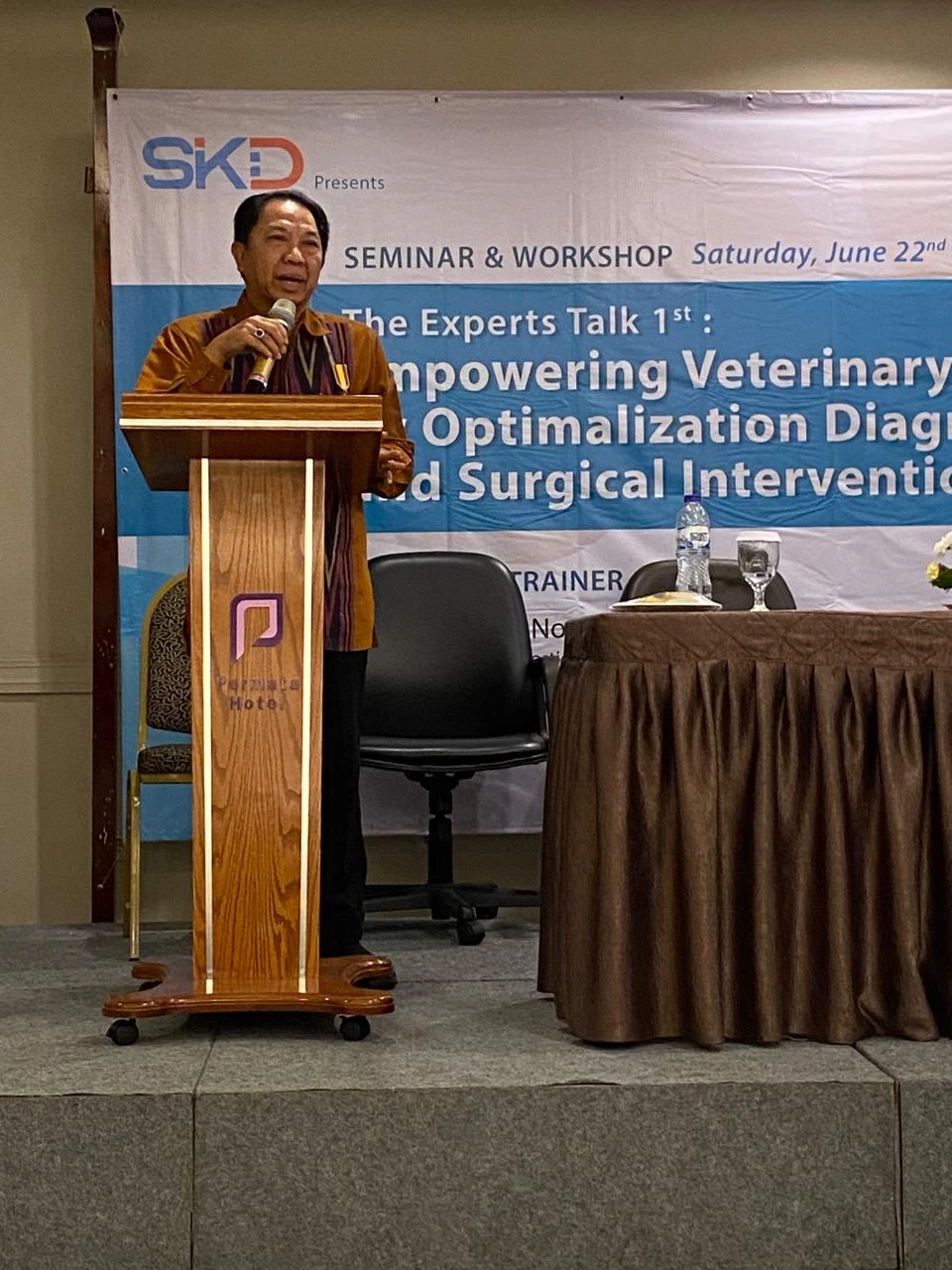 Ketua Umum PPBPDHI memberikan sambutan dalam kegiatan Seminar Dan Workshop Empowering Veterinary Clinic Service